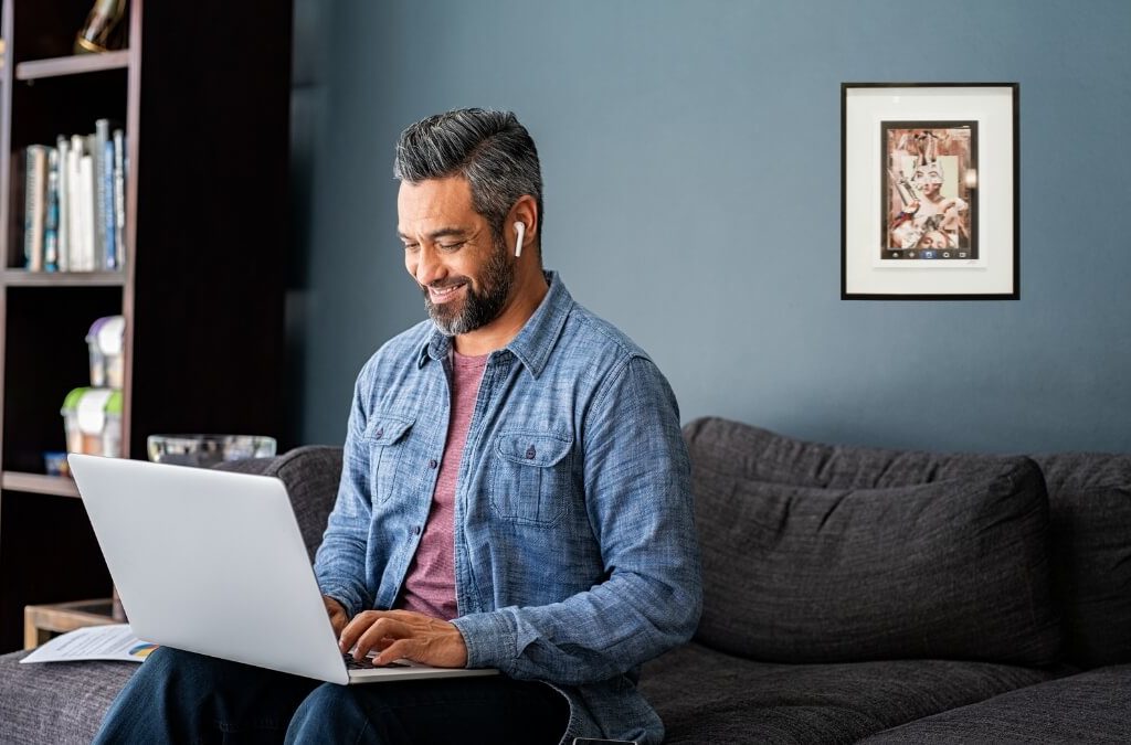 saját céges weboldal készítése közben-Egy férfi örömmel nézi a laptopját munka közben, miközben saját céges weboldalt készít – a sikeres online jelenlét első lépése.
Mosolygó férfi laptop előtt 
