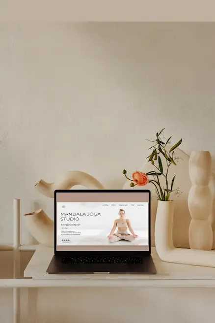 Egyedi weboldal készítés referencia a Mandala Jóga Stúdió számára - professzionális webdesign laptopon