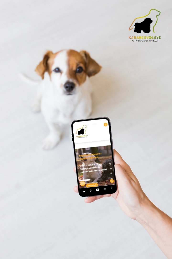 Karancsvölgye Kutyapanzió és Napközi weboldal mobil mockup megjelenítése egy kiskutyával a háttérben.