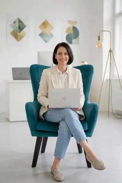 SEO tanácsadás és szakértő – SEO elemzés | Designpen 3 Judit, a DesignPen alapítója és SEO tanácsadás szakértője laptopjával a stúdióban.
